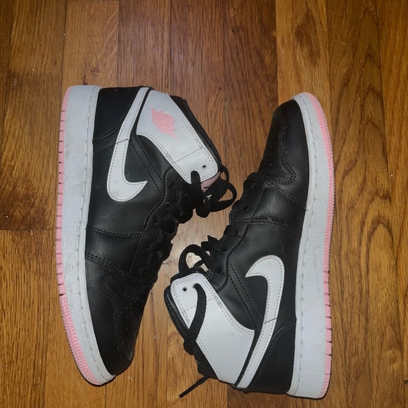 Air Jordans Retro Mid - Picture 2 of 3